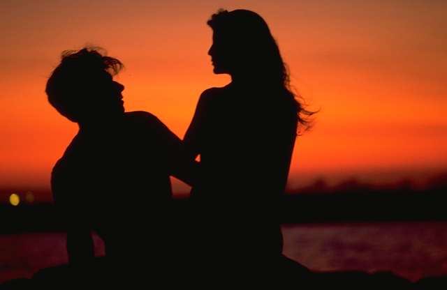 Pareja al amanecer